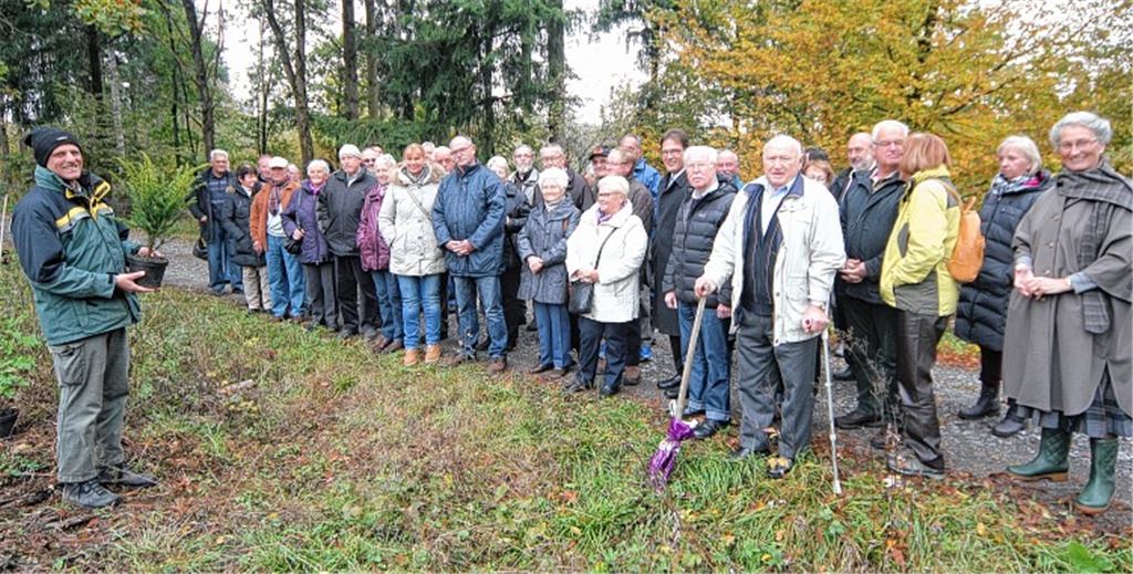 Langjährige Bank-Mitglieder pflanzen Bäume