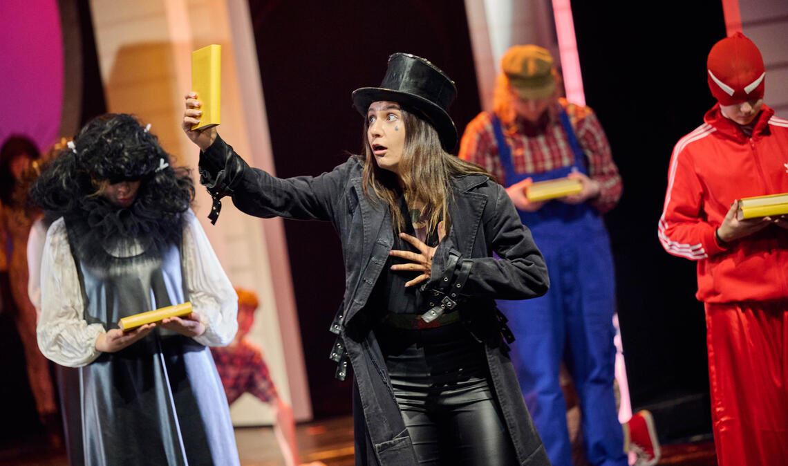 Langsam sickert das Böse in die Gesellschaft ein. Der Stoff von „Something wicked this way“ ist hochaktuell. Foto: Theater Pforzheim/Martin Sigmund