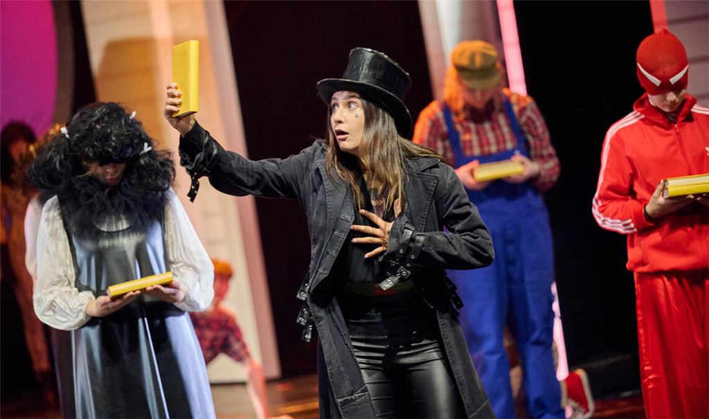 Langsam sickert das Böse in die Gesellschaft ein. Der Stoff von „Something wicked this way“ ist hochaktuell. Foto: Theater Pforzheim/Martin Sigmund