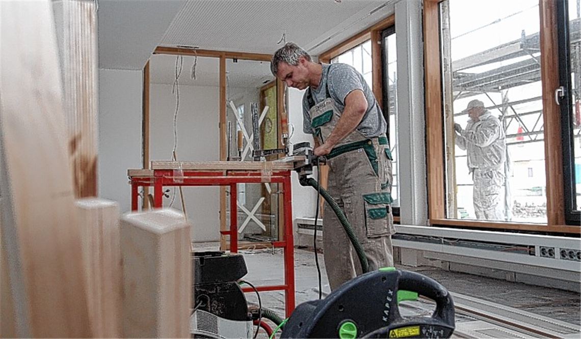 Langsam verwandelt sich das ehemalige MWK-Verwaltungsgebäude an der Frankfurter Straße in ein modernes Bürohaus. Rund 25 Handwerker arbeiten aktuell im und am Grundbuchamt, das eine Gesamtfläche von 3500 Quadratmetern umfasst. Das Foto zeigt den künftigen Eingangsbereich der Behörde, an dem Besucher dann an einer Theke empfangen werden sollen. 