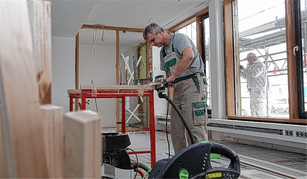 Langsam verwandelt sich das ehemalige MWK-Verwaltungsgebäude an der Frankfurter Straße in ein modernes Bürohaus. Rund 25 Handwerker arbeiten aktuell im und am Grundbuchamt, das eine Gesamtfläche von 3500 Quadratmetern umfasst. Das Foto zeigt den künftigen Eingangsbereich der Behörde, an dem Besucher dann an einer Theke empfangen werden sollen. 