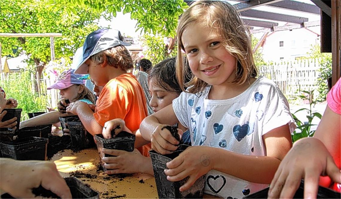 Lara Frömmrich hat mit dem Gewinn bei der Malaktion unserer Zeitung ihrer ganzen Klasse einen Besuch im Grünen Klassenzimmer beschert.