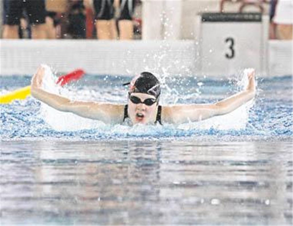 Lara Janson schwimmt über 100 Meter Schmetterling auf den zweiten Platz und meint anschließend lächelnd: Das war noch nie meine Strecke.
Foto: Eigner