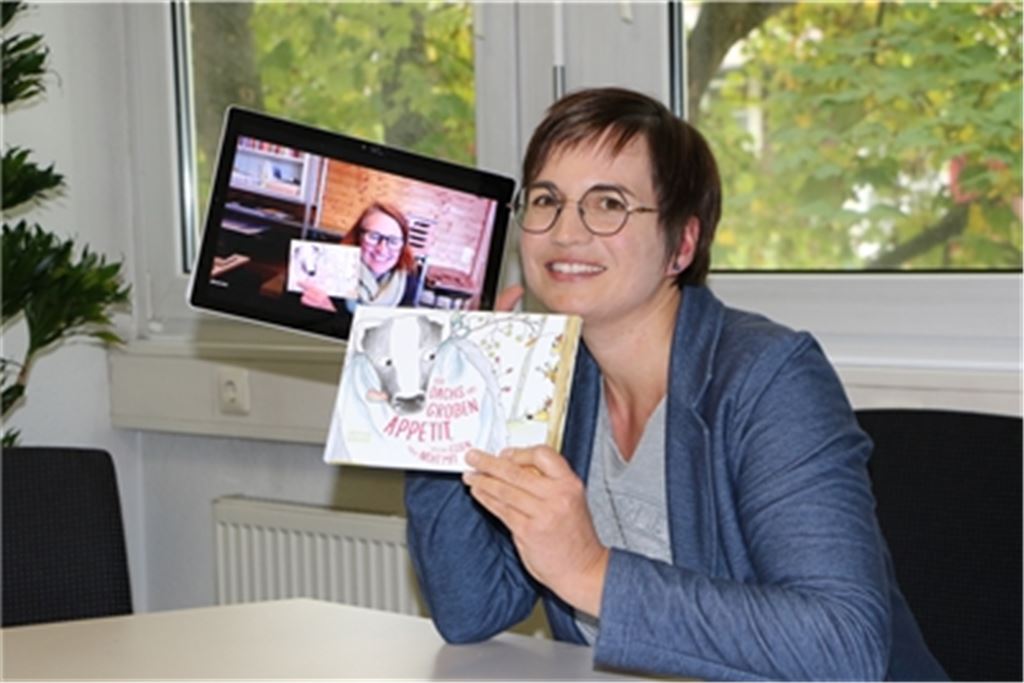Larissa Speer (re.) und Katrin Hofer, die per Videochat dazugeschaltet ist, präsentieren ihr gemeinsames Kinderbuch, das vor gut einem Monat im Kondoo-Verlag erschienen ist. Foto: Willimek