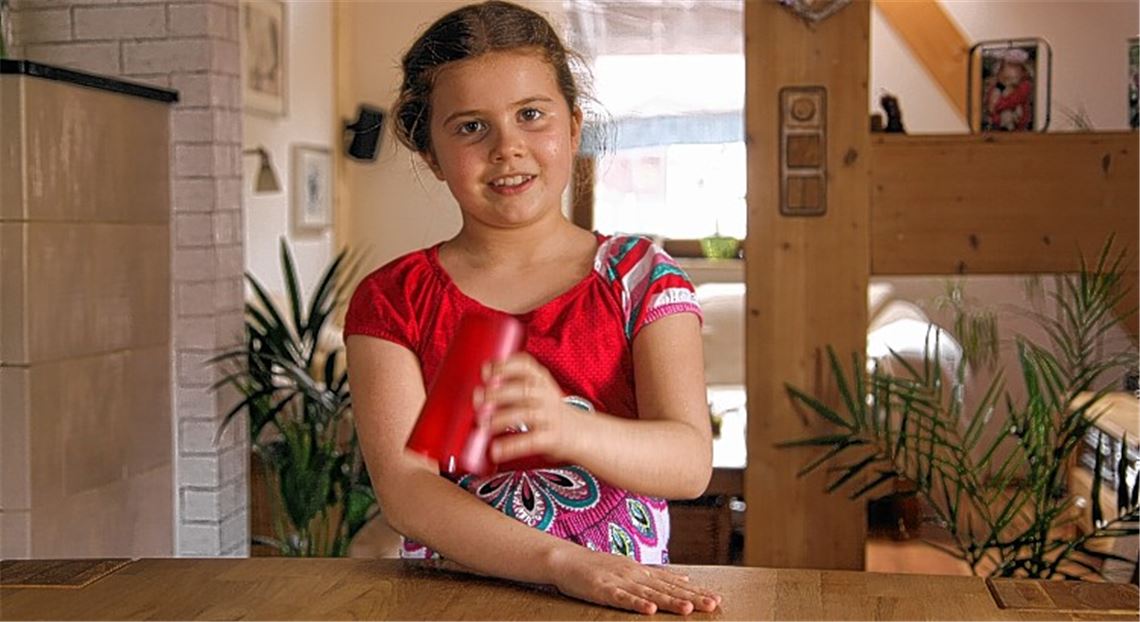 Larissa und der rote Becher: Mit dem „Cup-Song“ überzeugt sie die Jury und kommt bei „The Voice Kids“ eine Runde weiter.