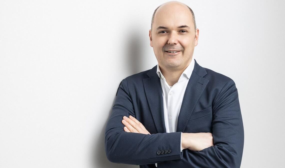 Berät Chat GPT besser als eine Bank? Lars Hornuf hat getestet, wie Chat GPT und andere KI-Modelle sich als Anlageberater bewähren.
