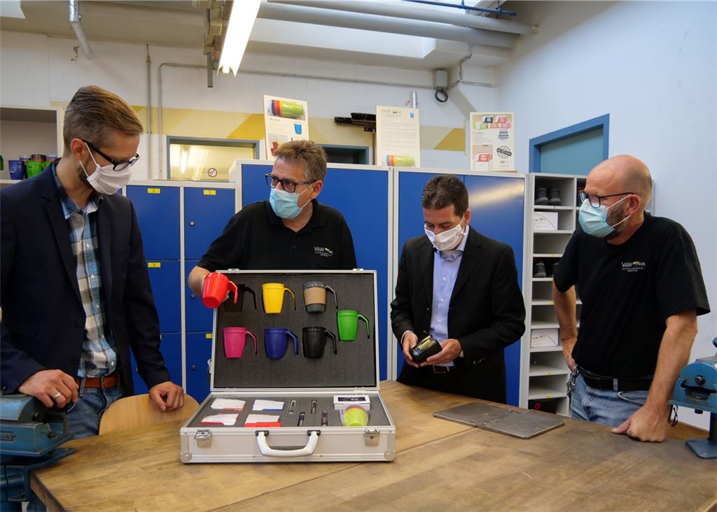 Lars Klapper, Johannes Schmidt, Frank Jansen und Marcus Beihofer (v. li.) begutachten die Produkte, die in der Ausbildungswerkstatt der JVA gefertigt worden sind.Friedrich