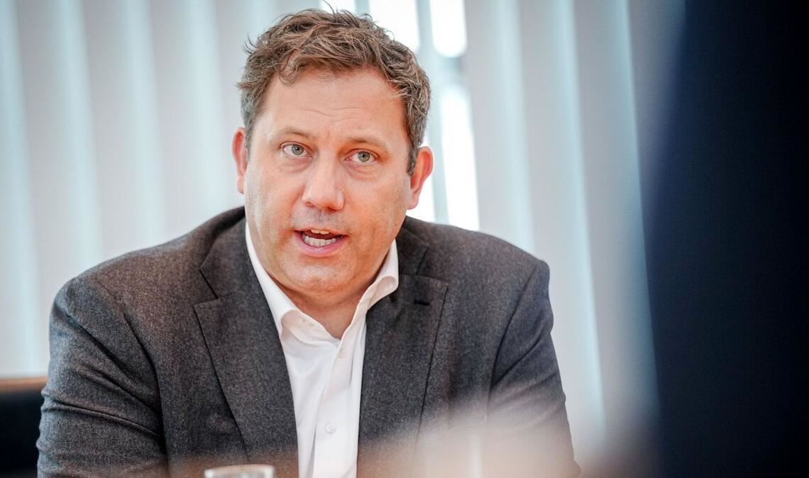 Lars Klingbeil (SPD), Bundesminister der Finanzen, Vizekanzler und SPD-Bundesvorsitzender, spricht in einem Interview mit Journalisten der Deutschen Presse-Agentur in der SPD-Parteizentrale im Willy-Brandt-Haus.