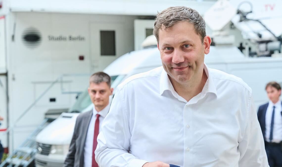 Lars Klingbeil (SPD), Bundesminister der Finanzen, Vizekanzler und SPD-Bundesvorsitzender, kommt zur Live-Sendung in die ARD-Arena, wo er sich Fragen von Bürgerinnen und Bürgern stellt.