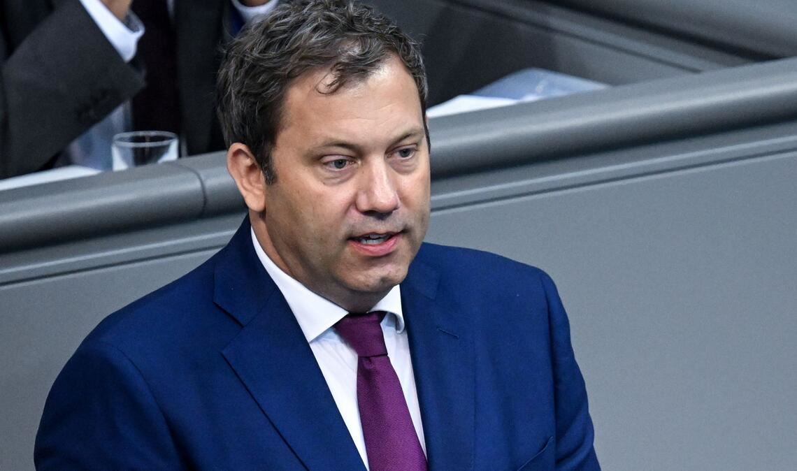 Lars Klingbeil kann viel Geld ausgeben, muss aber auch sparen.