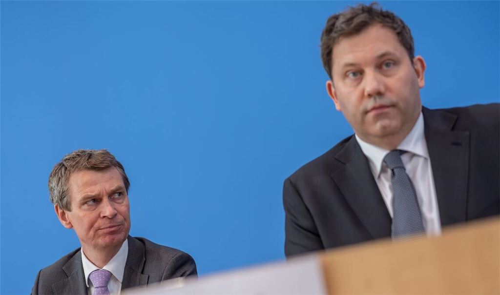 Lars Klingbeil (r,SPD), Bundesminister der Finanzen, sitzt neben Steffen Meyer, Staatssekretär im Finanzministerium, bei der Pressekonferenz zum Regierungsentwurf des Haushalts 2027 und dem Finanzplan 2028-2030.