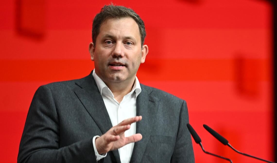 Lars Klingbeil stellt sich in der „Stadtbild“-Debatte gegen den Kanzler.