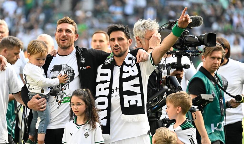 Lars Stindl (r) verabschiedet sich nach dem Spiel von den Fans.