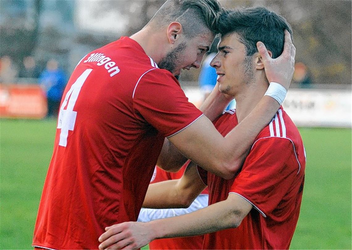 Lass dich feiern! Tim Scheuermann (re.) besorgt für Illingen die 1:0-Führung gegen Bissingen, am Ende siegt die Mannschaft 2:0. Damit bleibt der SVI der Spitzenreiter der Liga. 