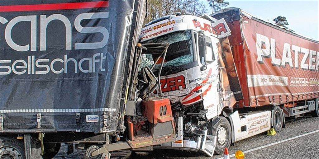 Lastwagen rasen ineinander