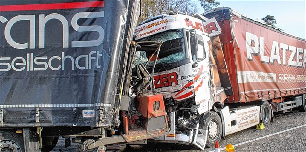 Lastwagen rasen ineinander