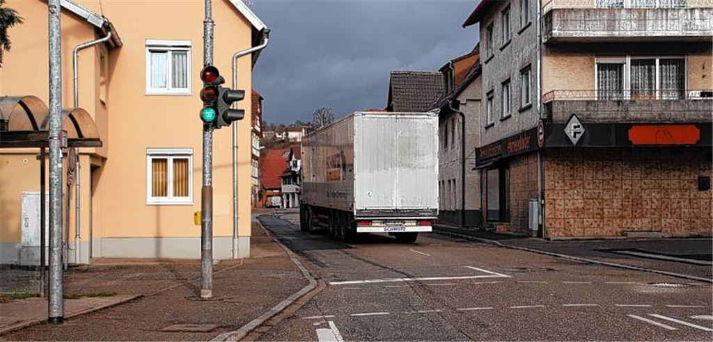 Lastwagenlärm in der Lienzinger Ortsdurchfahrt geht Anwohnern auf die Nerven. Foto: Sadler