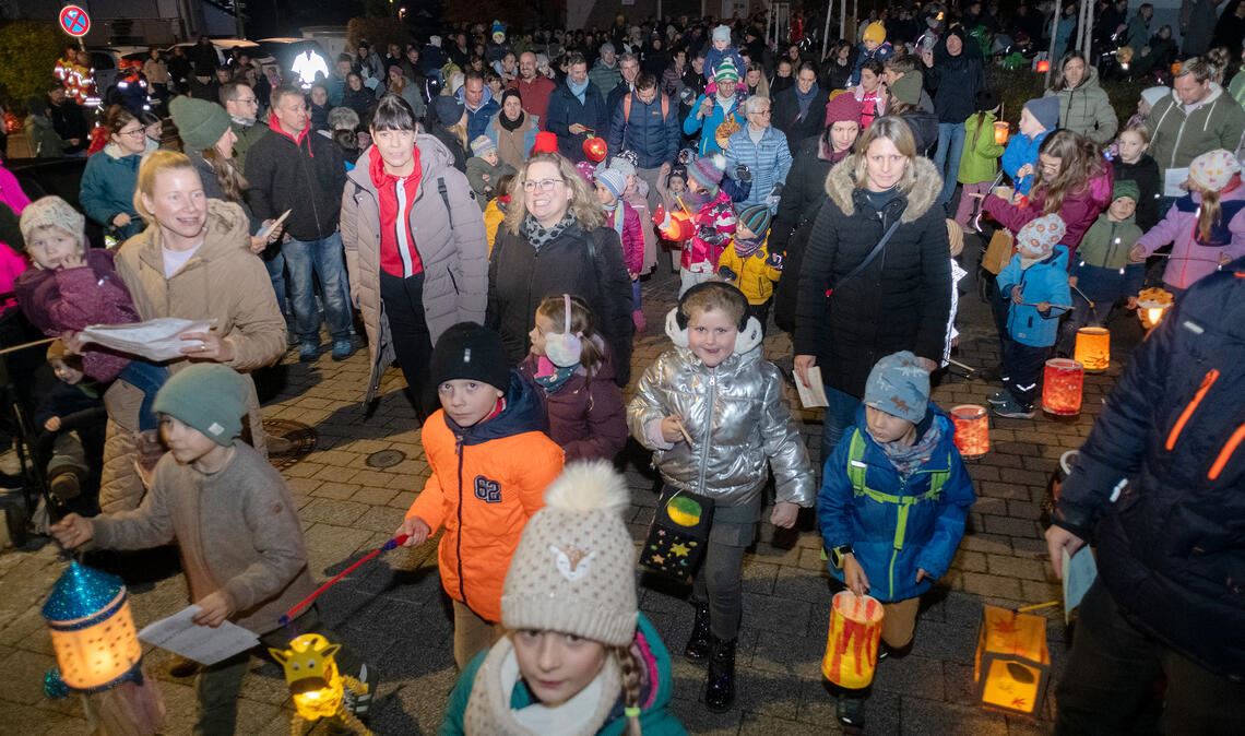 Laternen bringen beim Martinsumzug Licht in die Dunkelheit. Foto: Fotomoment