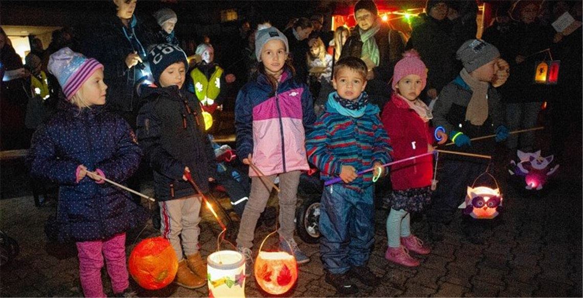 Laternen und ein leuchtender Tanz