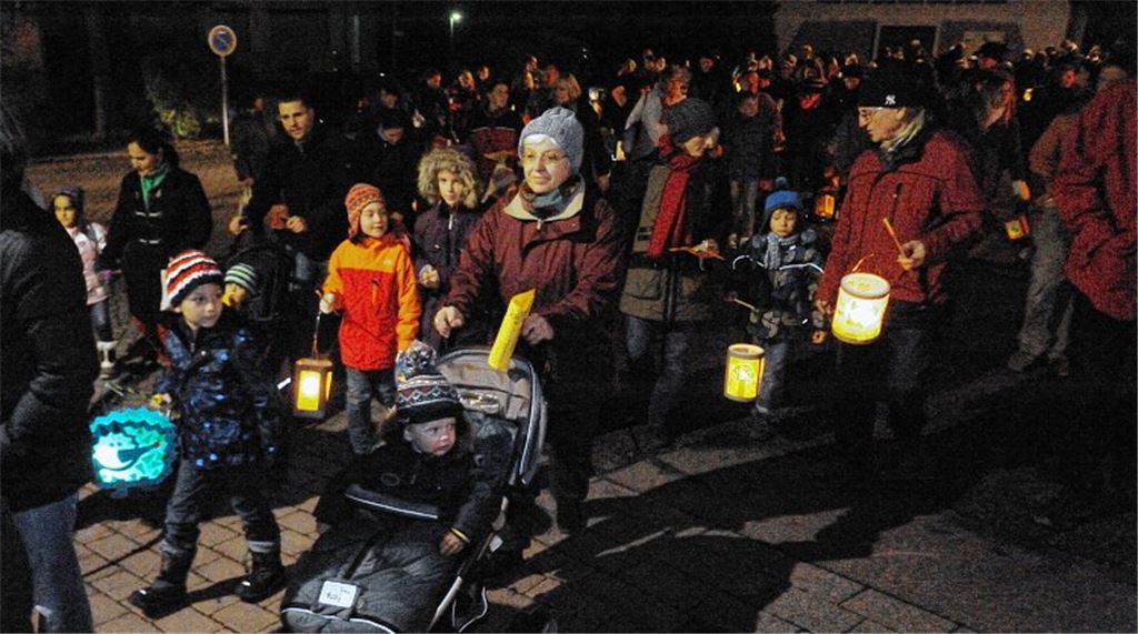 Laternenlaufen auf Sankt Martins Spuren: Etwa 260 Teilnehmer ziehen durch den Ort.