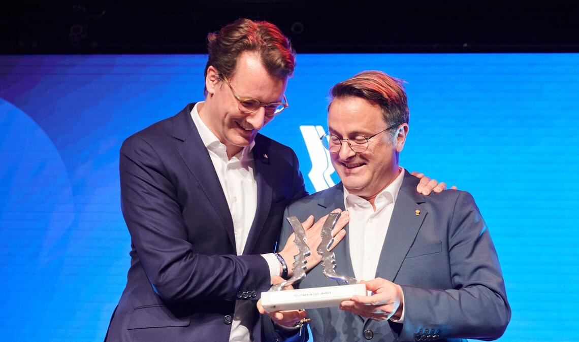 Laudator Xavier Bettel (r) und Preisträger Hendrik Wüst im Tipi am Kanzleramt.