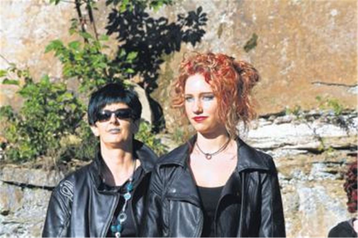 Laufsteg mitten durch den Steinbruch: In Freudenstein zeigen Models einem teils sehr kundigen Publikum die neuesten Frisuren- und Modetrends.  Foto: Hansen