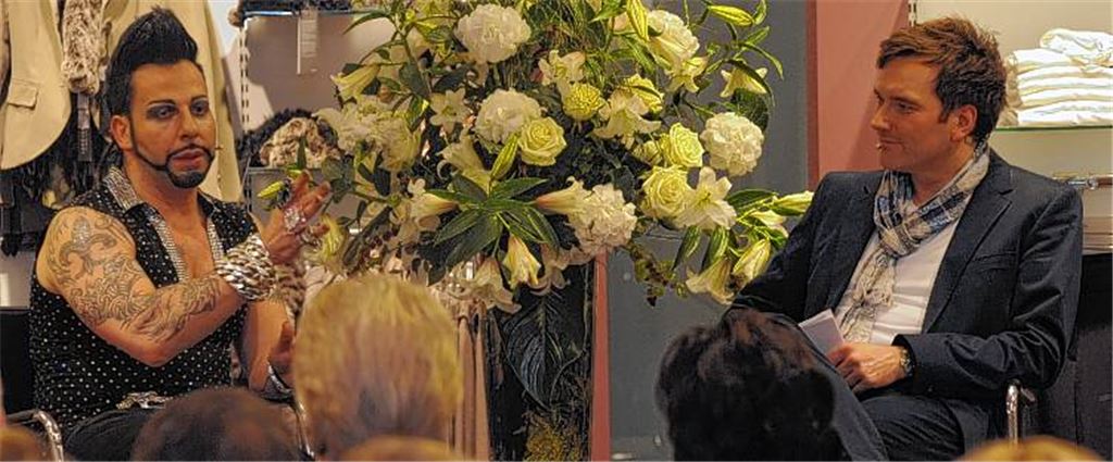 Launiges Frage- und Antwortspiel: Ganz gelöst, sehr witzig und schlagfertig präsentiert sich Harald Glööckler am Abend bei der kleinen Live-Talkshow im Modehaus Sämann mit Fernsehmoderator Ingo Nommsen.