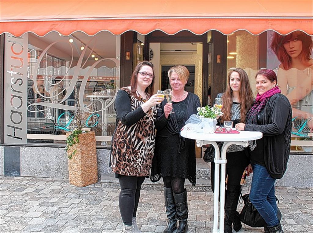 Laura Castan (li.) und ihre Mutter Birgit (2. v. li.) stoßen mit ihren Gästen an.