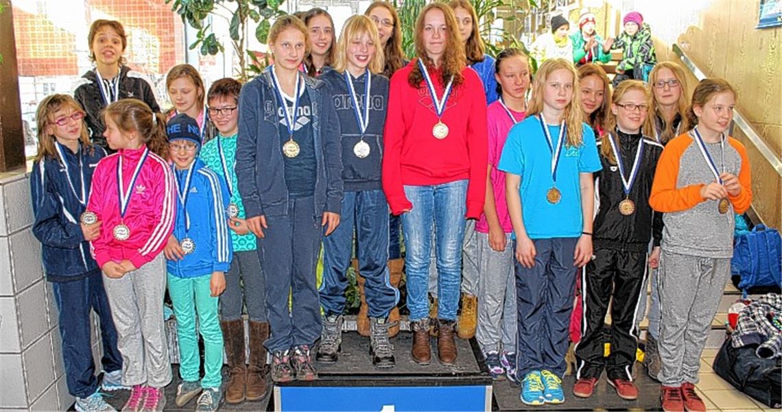 Laura Heeb (6.v.re.) und Lea Klink (5.v.re.) von den Wasserfreunden Mühlacker freuen sich bei der Siegerehrung über ihre Bronzemedaille. Foto: privat
