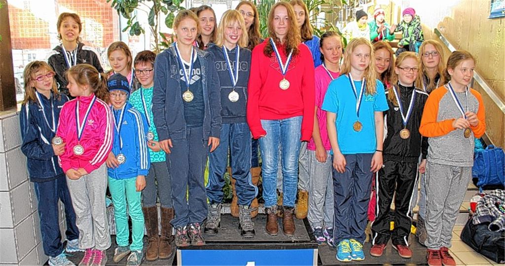 Laura Heeb (6.v.re.) und Lea Klink (5.v.re.) von den Wasserfreunden Mühlacker freuen sich bei der Siegerehrung über ihre Bronzemedaille. Foto: privat