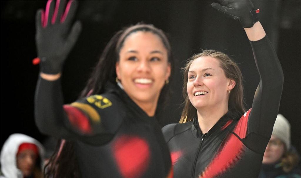 Laura Nolte (Pilotin, r) und Anschieberin Deborah Levi stehen vor ihrem zweiten Olympiasieg im Zweierbob.