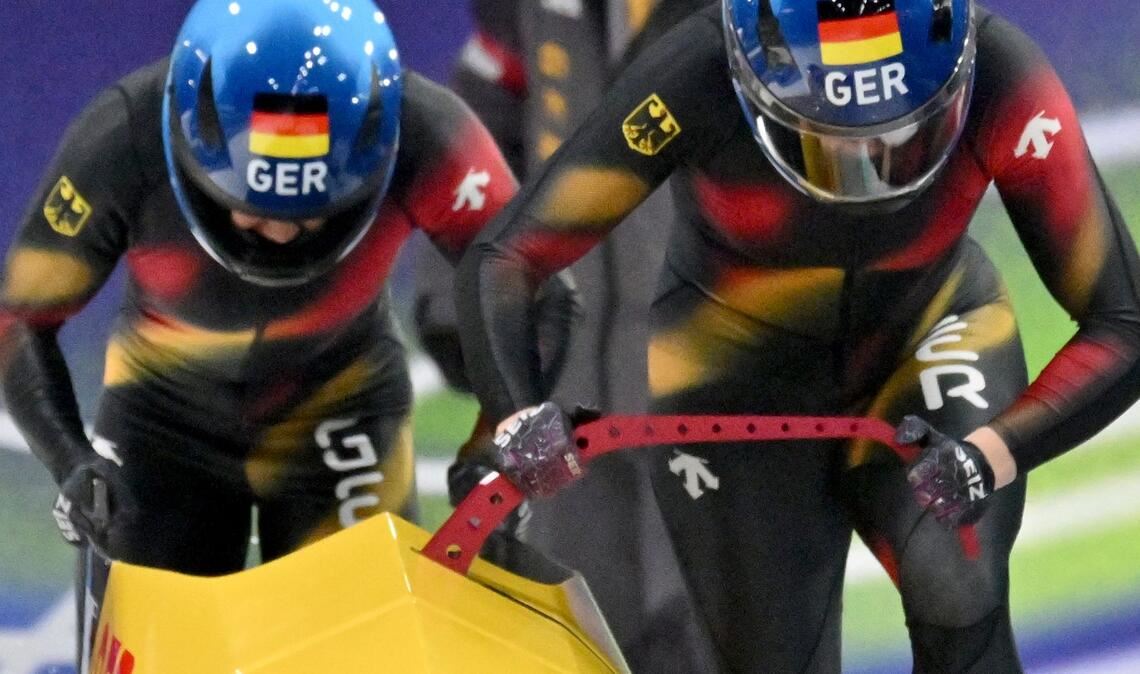 Laura Nolte (Pilotin) und Anschieberin Deborah Levi (Deutschland) legten im ersten Lauf gleich Start- und Bahnrekord hin.