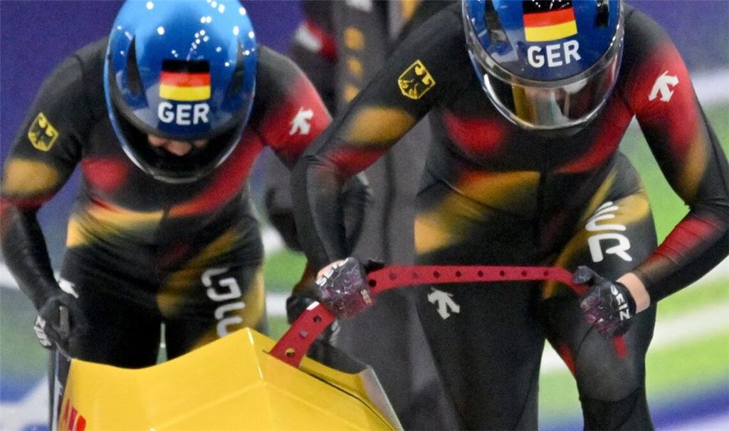 Laura Nolte (Pilotin) und Anschieberin Deborah Levi (Deutschland) legten im ersten Lauf gleich Start- und Bahnrekord hin.