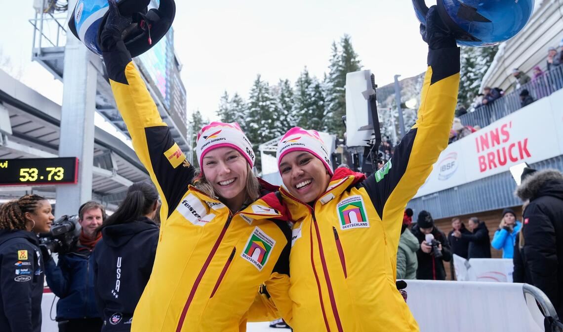 Laura Nolte (l) und Deborah Levi gewinnen souverän im Zweierbob.