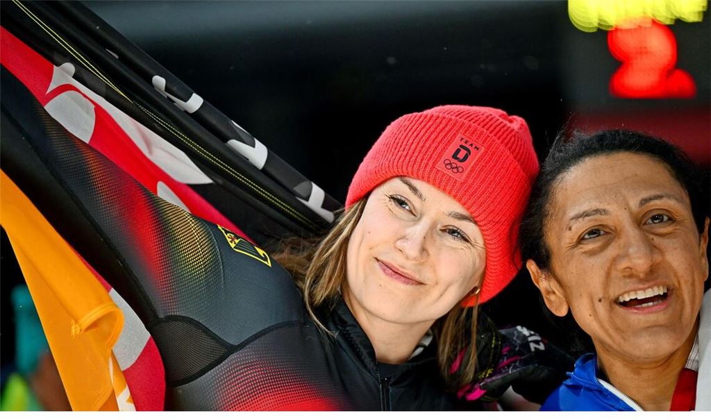 Laura Nolte (links) bejubelt ihren zweiten Platz neben der Erstplatzierten Elana Meyers Taylor (USA).