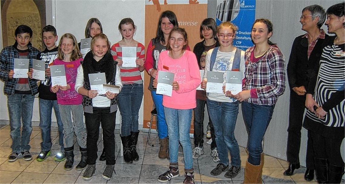 Laura Tusch (5.v.li.) setzt sich im Foyer des Verlagsgebäudes des Mühlacker Tagblatt gegen zehn Konkurrenten durch und geht nun auf Bezirksebene ins Rennen um die Lesekrone. Alle Teilnehmer des Lesewettbewerbs erhalten von den Organisatoren unter anderem eine Urkunde und ein Buch. 
