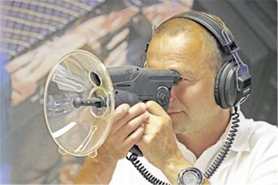 Lauschangriff: Frank Yazdani verkauft in Spyworld auch Richtmikrofone. Aber Vorsicht: Wer jetzt meint, aus Neugier seinen Nachbarn abhören zu können, macht sich strafbar. Foto: Hansen