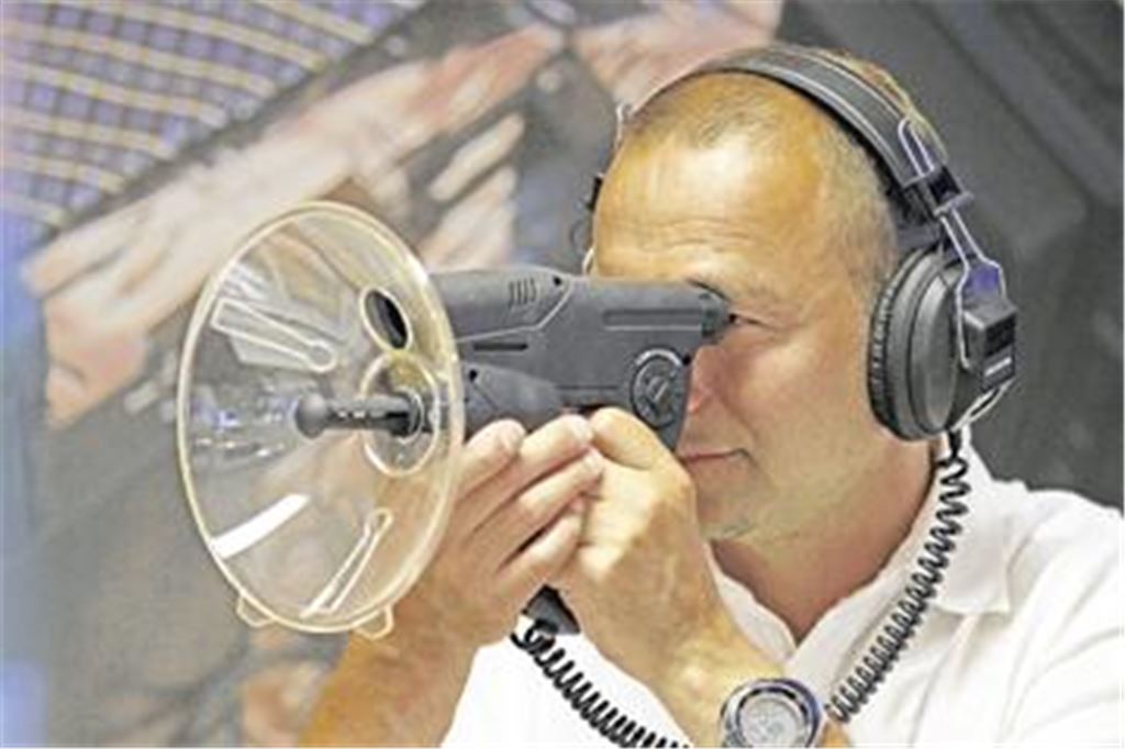 Lauschangriff: Frank Yazdani verkauft in Spyworld auch Richtmikrofone. Aber Vorsicht: Wer jetzt meint, aus Neugier seinen Nachbarn abhören zu können, macht sich strafbar. Foto: Hansen