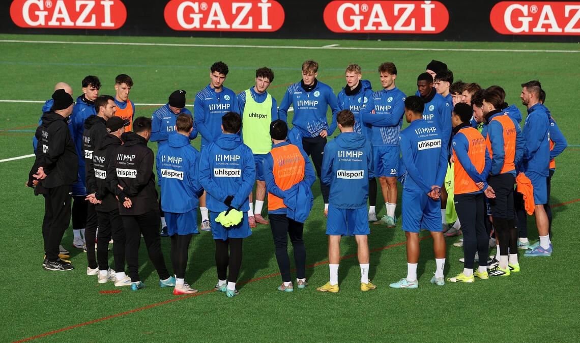 Lauschen im Kreis, was Trainer Marco Wildersinn zu sagen hat.