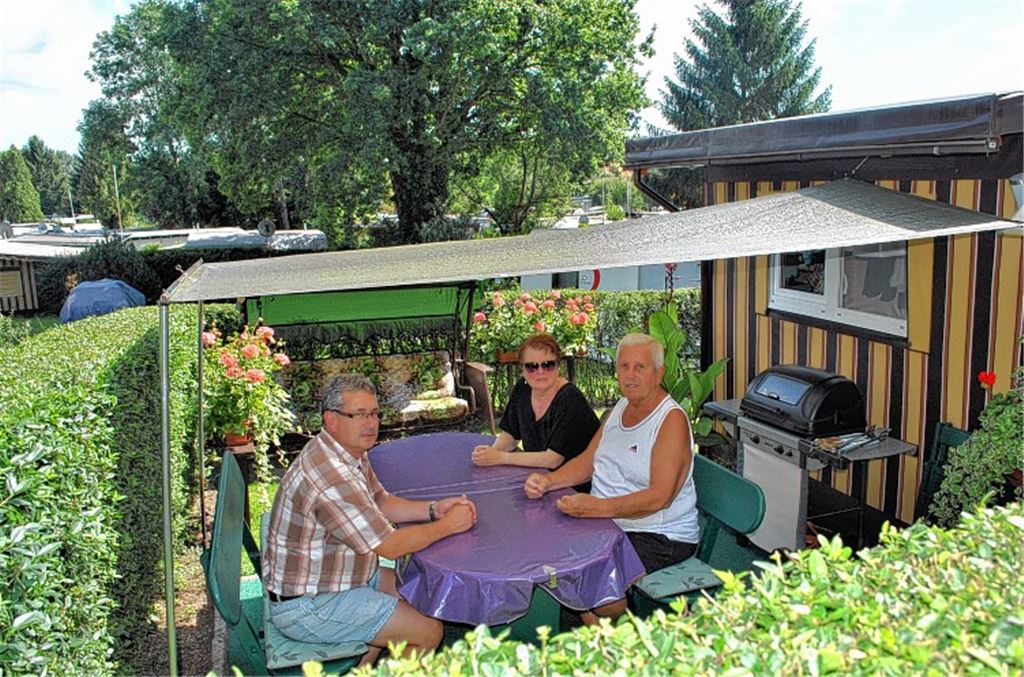 Lauschiges Plätzchen mitten in der Natur: Erhard und Marina Ulbrich, hier mit Betreiber Frank Herm (li.), campen seit 40 Jahren in Freudenstein.