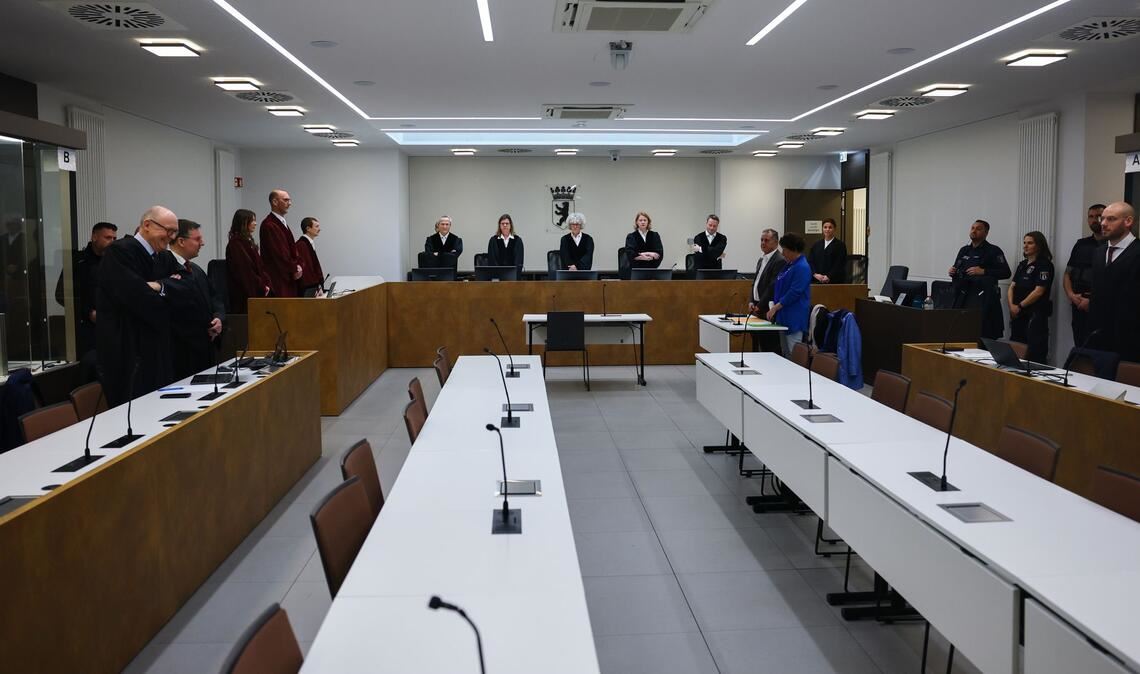 Laut Anklage sollen die 36- bis 58-Jährigen als sogenannte Auslandsoperateure für Waffendepots in mehreren europäischen Staaten zuständig gewesen sein, die für Anschläge genutzt werden sollten. (Archivbild)