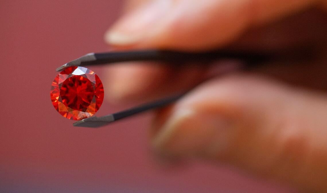 Laut Bestatterverband geht es vor allem darum, den Verstorbenen näher bei sich zu behalten. (Archivbild)