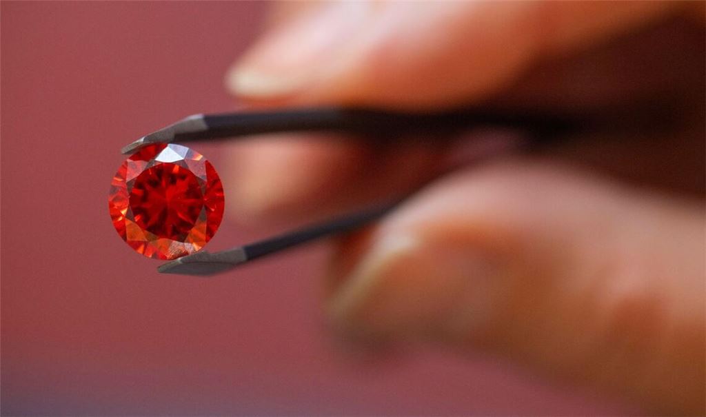 Laut Bestatterverband geht es vor allem darum, den Verstorbenen näher bei sich zu behalten. (Archivbild)