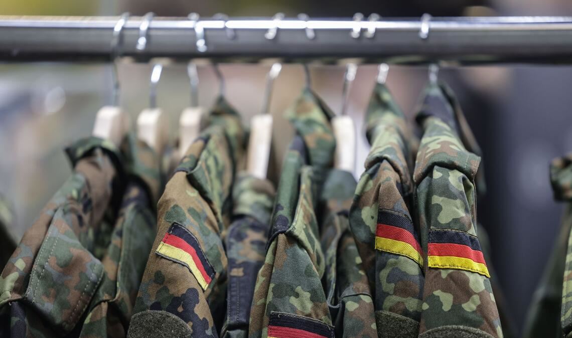 CDU will Wehrpflicht-Automatismus Laut CDU-Verteidigungspolitiker Thomas Röwekamp fehlen mehr als 80.000 Berufs- und Zeitsoldaten und 140.000 Reservisten in Deutschland.