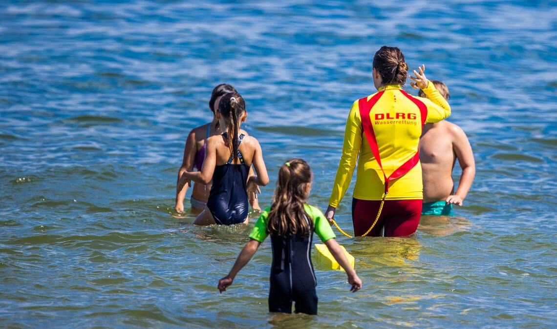 Laut DLRG wollen sich viele Kinder nach dem Schwimmenlernen auch mit Rettungsschwimmen beschäftigen. (Archivbild)