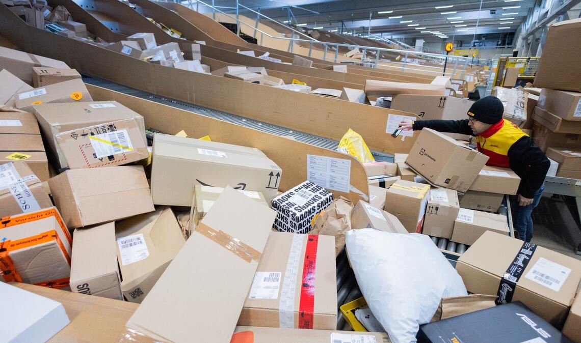Laut EU-Kommission kamen 2024 täglich rund zwölf Millionen Pakete in der EU an - deutlich mehr als in den beiden Vorjahren. (Symbolbild)