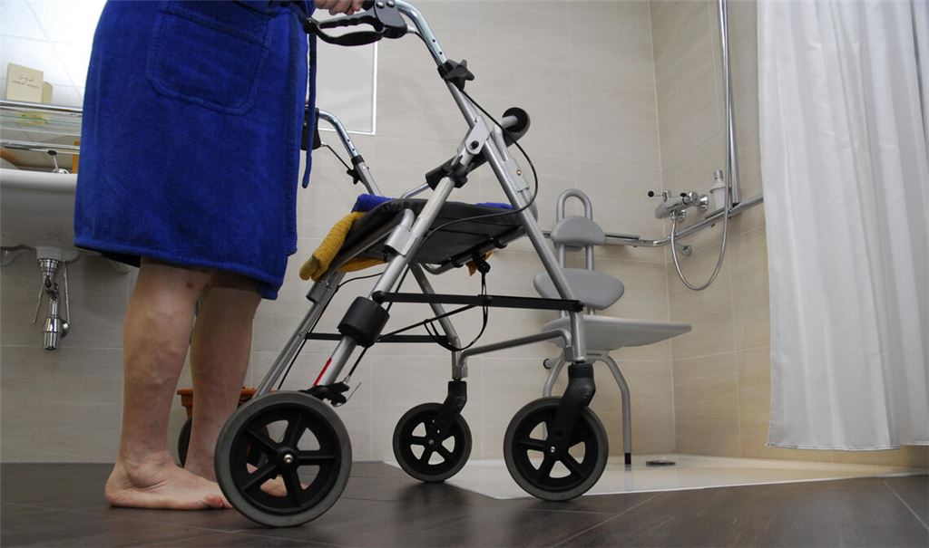 Laut IG Bau fehlen im Enzkreis zunehmend seniorengerechte Wohnungen ohne Stufen und mit genügend Platz für das Rangieren mit Rollator und Rollstuhl. Foto: IG Bau/Tobias Seifert