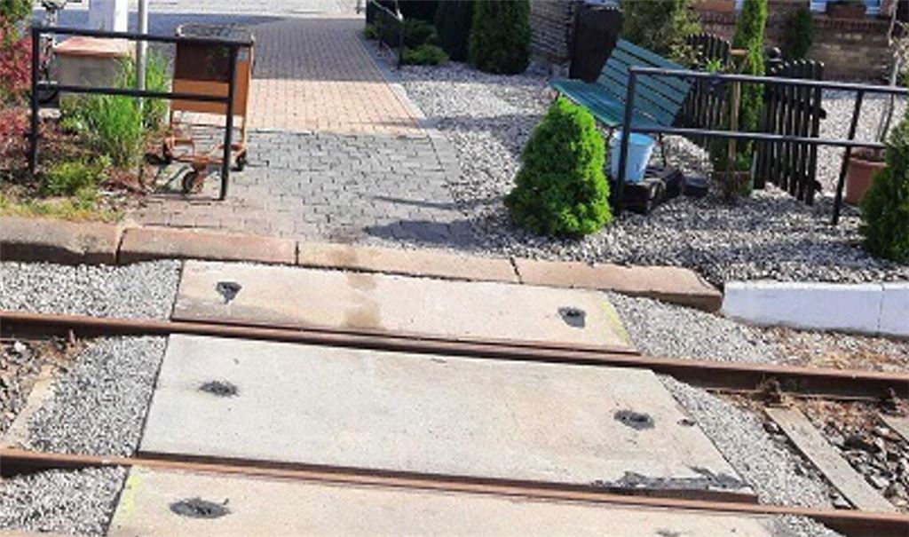 Laut Polizei hat ein Anwohner, einen eigenen Bahnüberweg an Gleisen in Blankenberg (Mecklenburg-Vorpommern) errichtet.