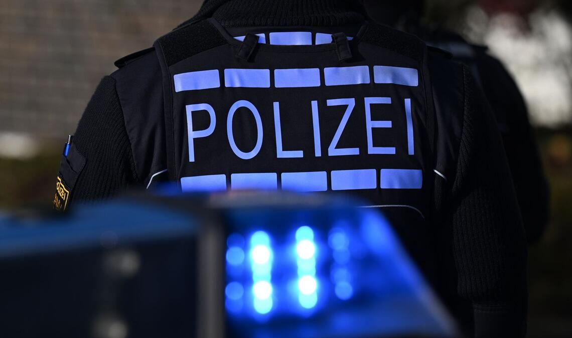 Laut Polizei soll der Jugendliche etwa 17 bis 18 Jahre alt gewesen sein (Symbolbild).
