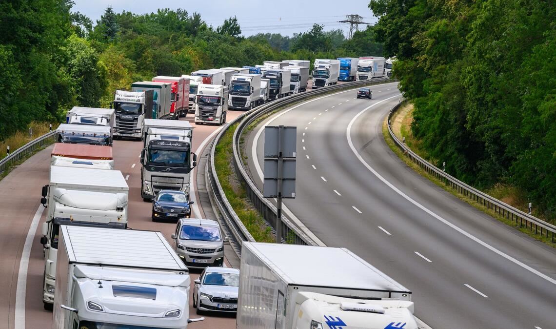Exportwirtschaft schätzt den Osten - Polen im Fokus Laut Statistik haben die Grenzkontrollen bislang keine negativen Auswirkungen auf die Handelsbilanz. Doch sie kosten die Unternehmen Zeit und Geld.